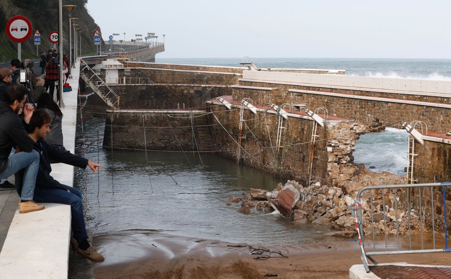 La fiereza con la que azotaban las paredes de agua que se levantaba provocaron que se abriera un agujero en el dique del puerto de la localidad costera.