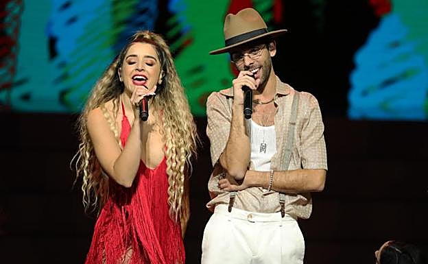 Lola Índigo y Don Patricio durante una actuación.