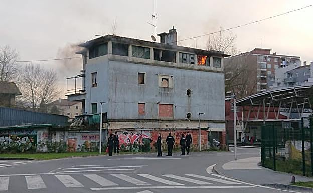 El edificio incendiado en Martutene.