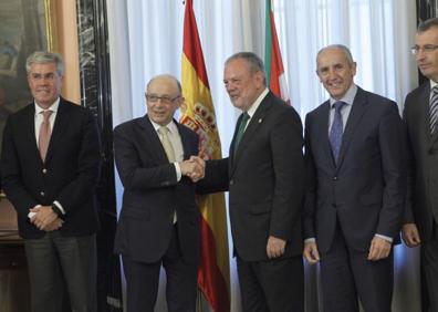 Imagen secundaria 1 - Iñigo Urkullu optó por gobernar en coalición con el PSE en 2016. Uno de los hitos de la legislatura fue la renovación de los pactos del Concierto y el Cupo con el Gobierno de Rajoy en 2017. El Ejecutivo de Urkullu salvó los últimos Presupuestos de la legislatura gracias a su acuerdo con Elkarrekin Podemos.