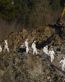 Imagen secundaria 2 - Iñigo Urkullu saluda al exconsejero de Salud, Jon Darpón, después de que dimitiera por el escándalo de la OPE de Osakidetza. Los expertos del nuevo estatus necesitaron un año para presentar sus textos articulados, pero no alcanzararon un consenso global. El accidente ocurrido hace una semana en un vertedero de Zaldibar ha complicado el final de la legislatura al Ejecutivo vasco.