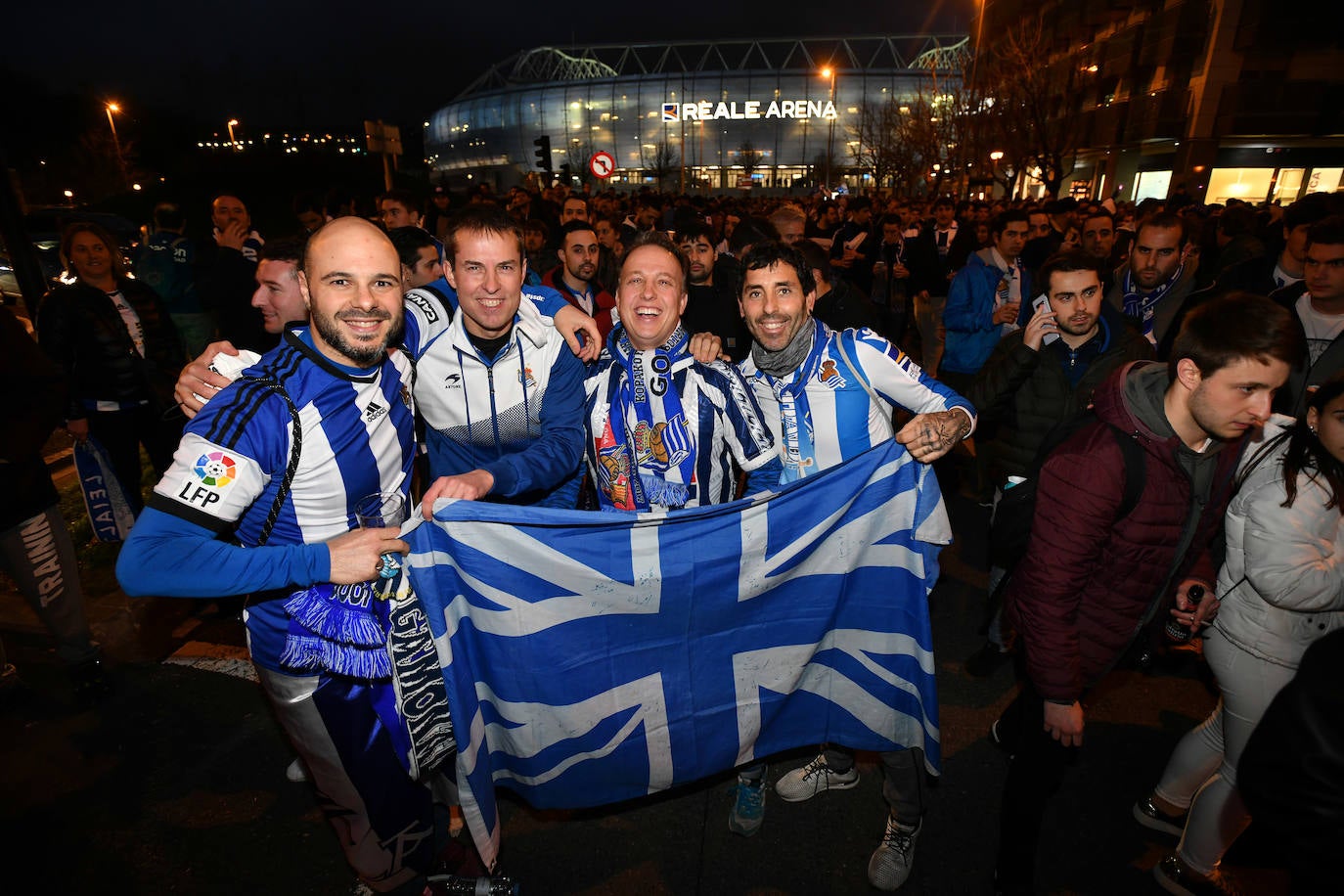 Fotos: Búscate entre las fotos de la afición txuri-urdin en el Real - Mirandés