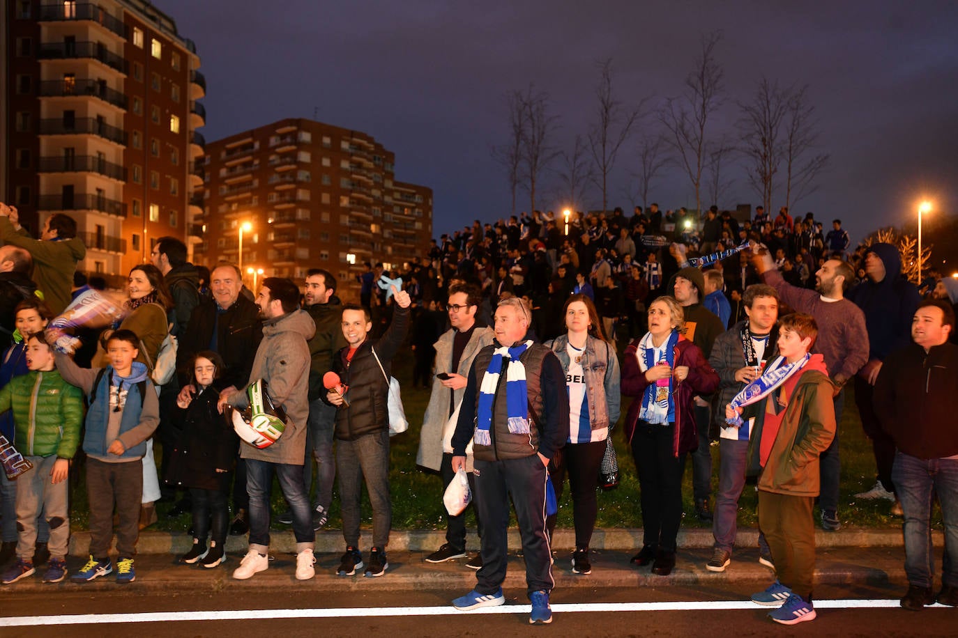 Fotos: Búscate entre las fotos de la afición txuri-urdin en el Real - Mirandés