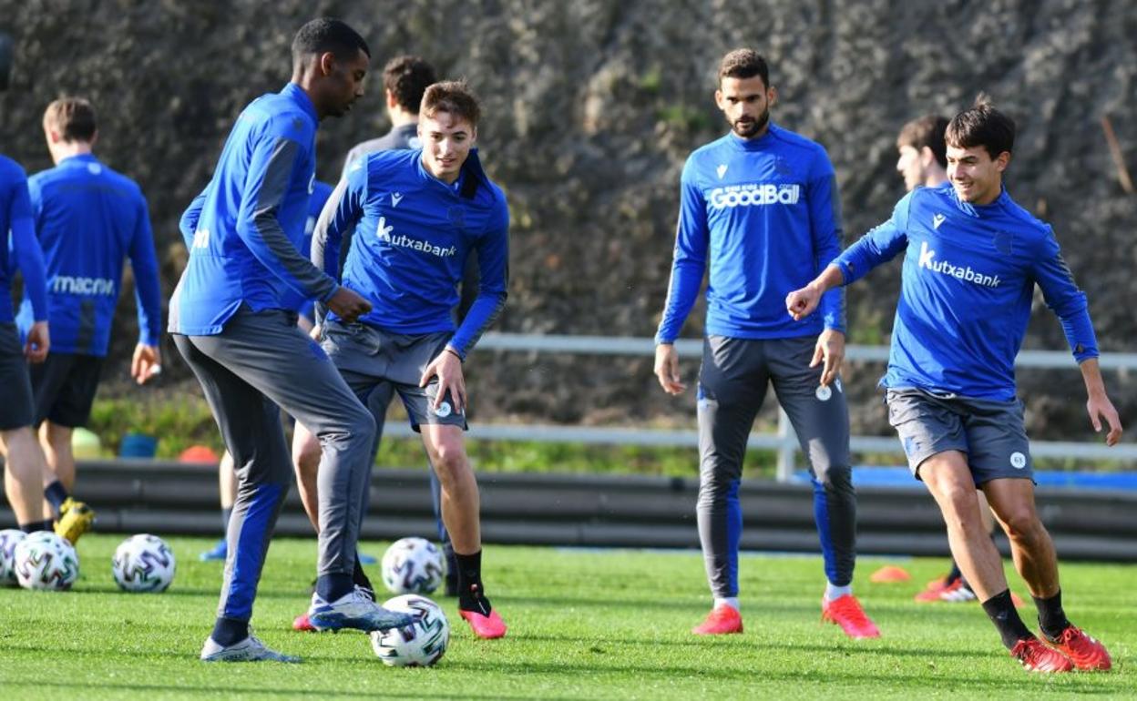 Isak controla el balón en el entrenamiento de ayer ante la presencia de Pacheco, Willian José, Zubimendi, Odegaard y Merino. 