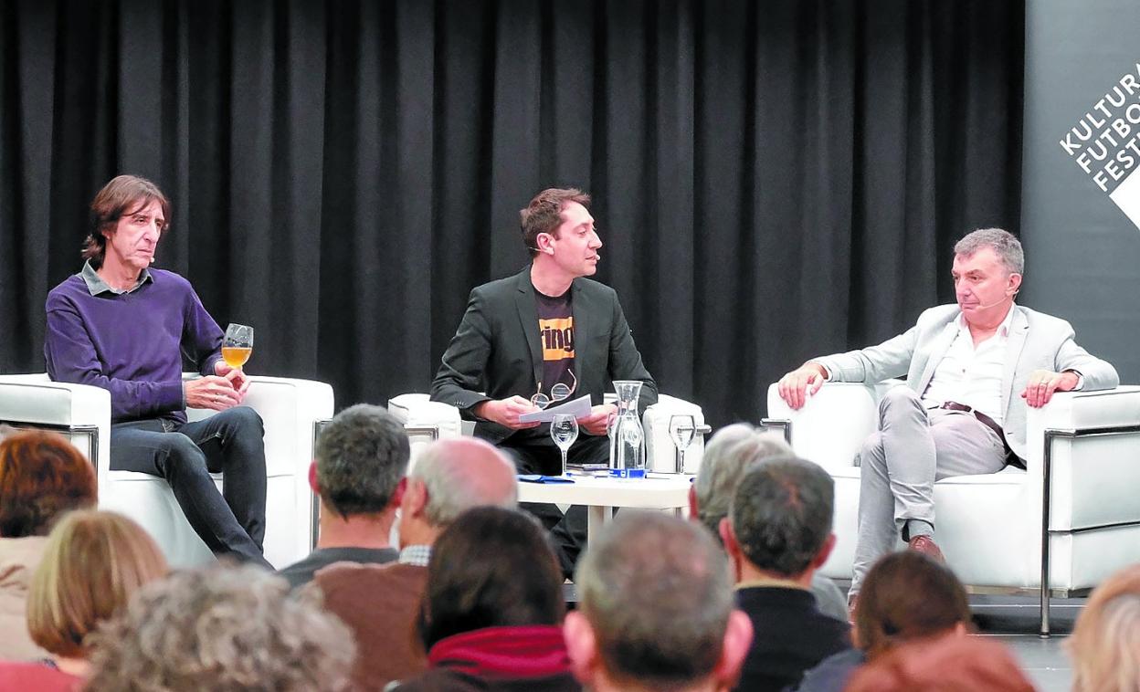 Benjamín Prado, Iñaki Gabarain y Manuel Vilas, ante un público que disfrutó con el ambiente de tertulia que generaron los dos escritores.