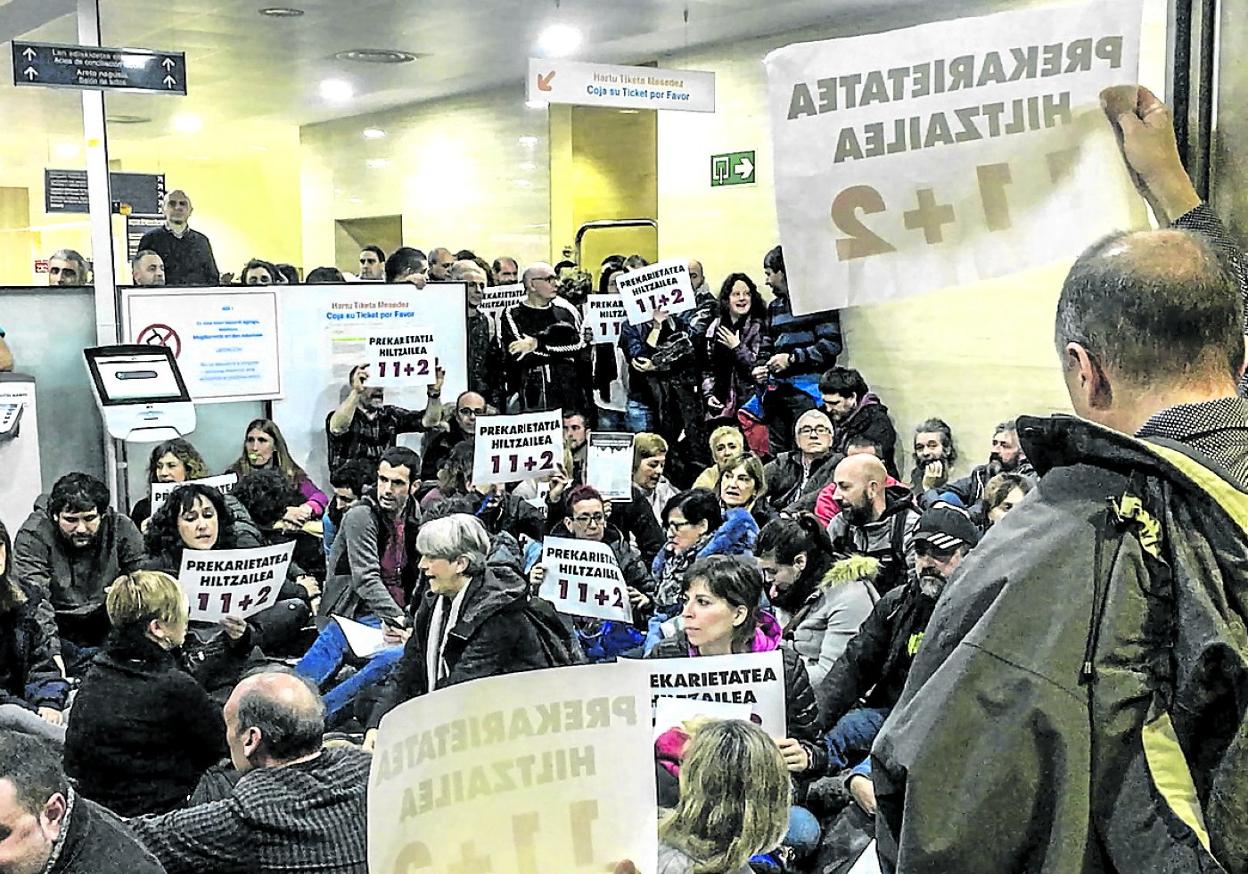 Protesta de sindicatos en la sede del Gobierno Vasco en Bilbao. 