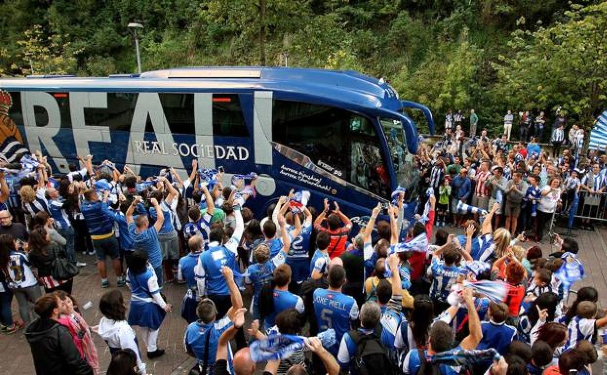 La afición de la Real Sociedad esperará al autobús del equipo a las 19.00 horas en la avenida de Madrid
