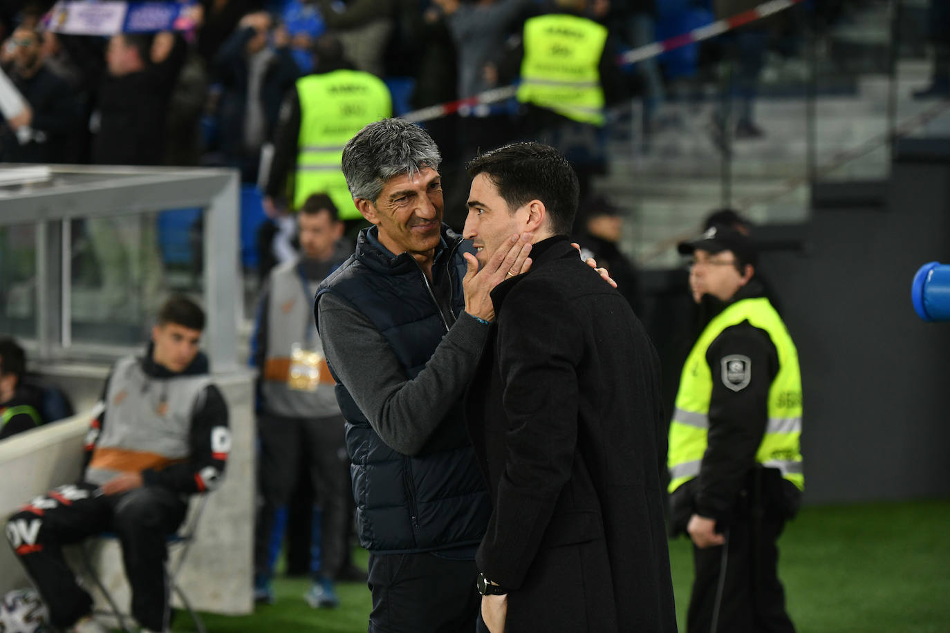 Imanol Alguacil y Andoni Iraola se saludan antes del inicio del partido.
