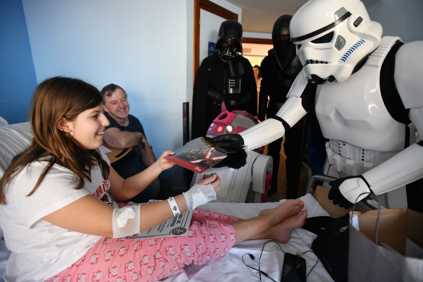 'La Legión 501' visita a los pacientes de la unidad de oncología pediátrica del Hospital Donostia