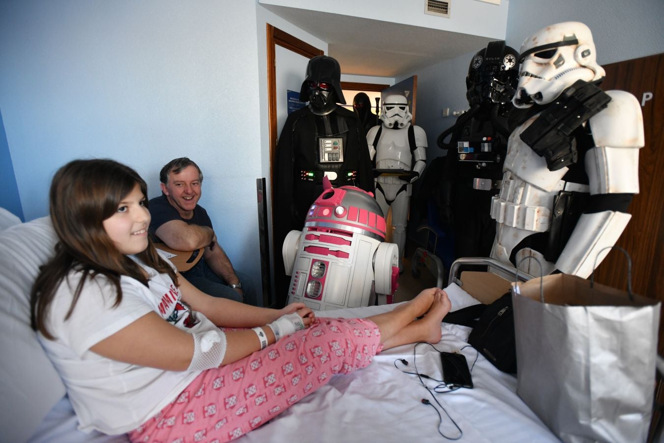 'La Legión 501' visita a los pacientes de la unidad de oncología pediátrica del Hospital Donostia