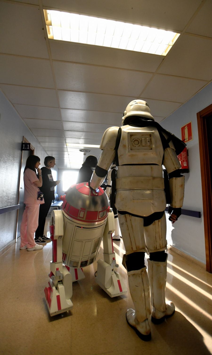 'La Legión 501' visita a los pacientes de la unidad de oncología pediátrica del Hospital Donostia