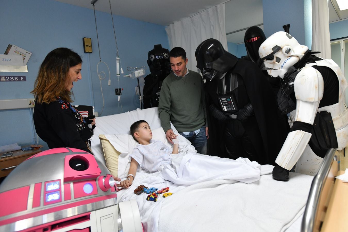 'La Legión 501' visita a los pacientes de la unidad de oncología pediátrica del Hospital Donostia