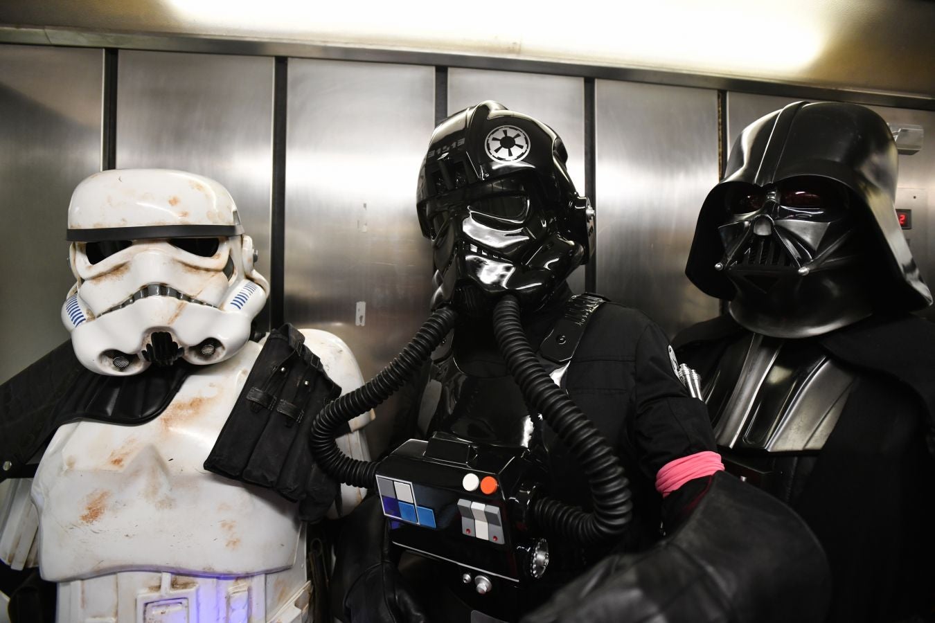 'La Legión 501' visita a los pacientes de la unidad de oncología pediátrica del Hospital Donostia