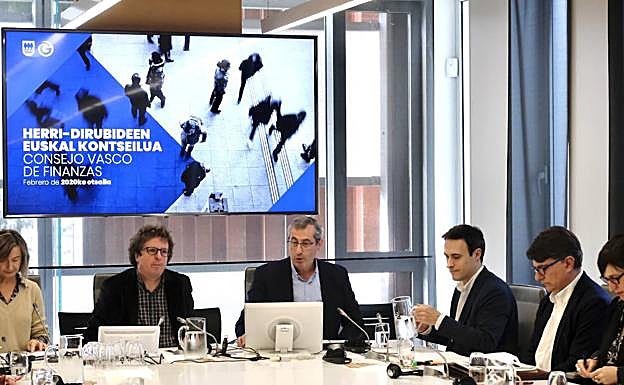 El diputado general, Markel Olano, y el diputado de Hacienda, Jabier Larrañaga, en la comisión de este viernes en las Juntas Generales. 