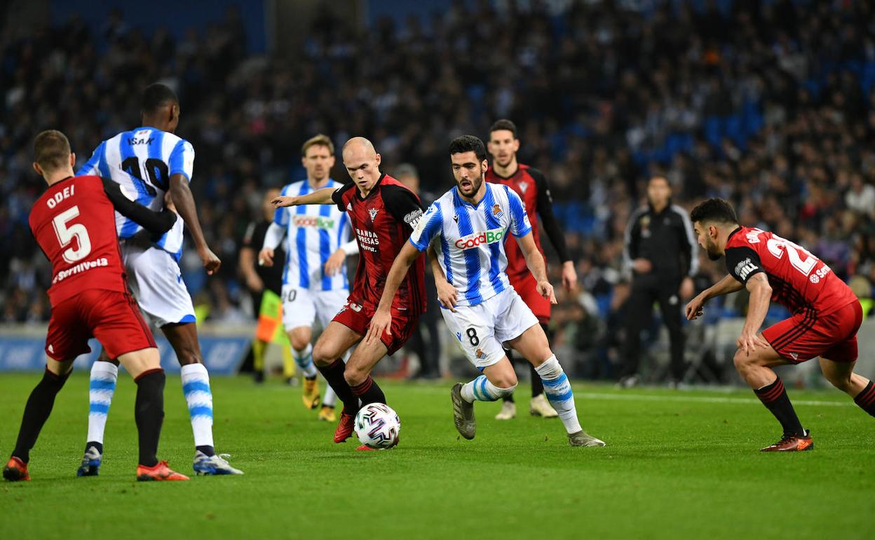 Merino y Guridi pugnan por un balón ayer en el Reale Arena. 