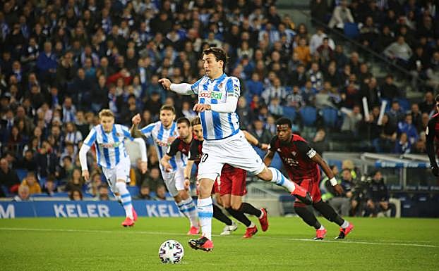 Mikel Oyarzabal, a punto de lanzar el penalti que convertiría con una inmensa clase y frialdad.