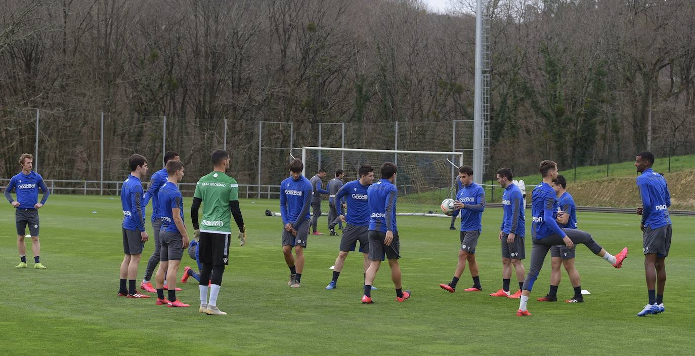 Buen ambiente entre los jugadores de la Real Sociedad durante el entrenamiento en Zubieta, en el que estuvieron presentes Jokin Aperribay y Roberto Olabe