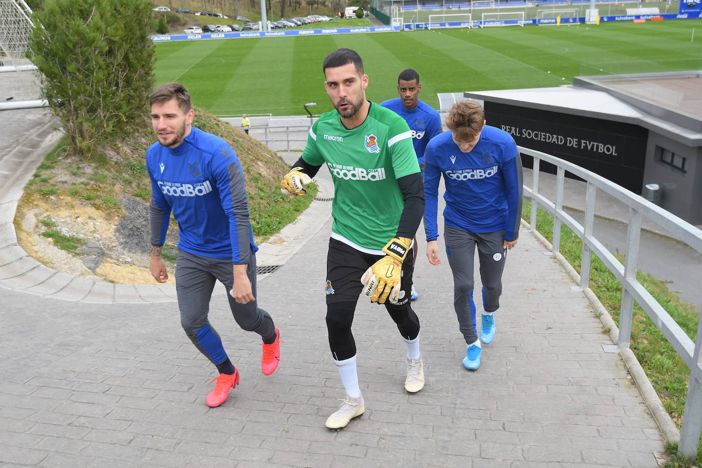 Buen ambiente entre los jugadores de la Real Sociedad durante el entrenamiento en Zubieta, en el que estuvieron presentes Jokin Aperribay y Roberto Olabe