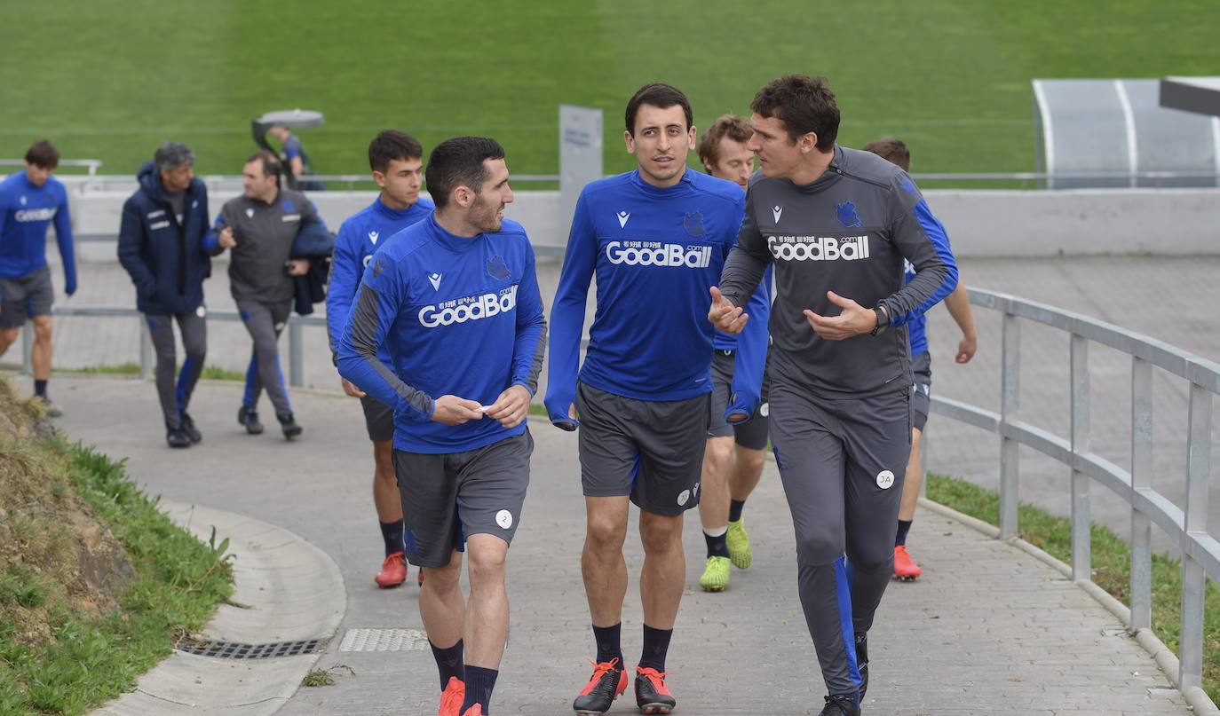 Buen ambiente entre los jugadores de la Real Sociedad durante el entrenamiento en Zubieta, en el que estuvieron presentes Jokin Aperribay y Roberto Olabe