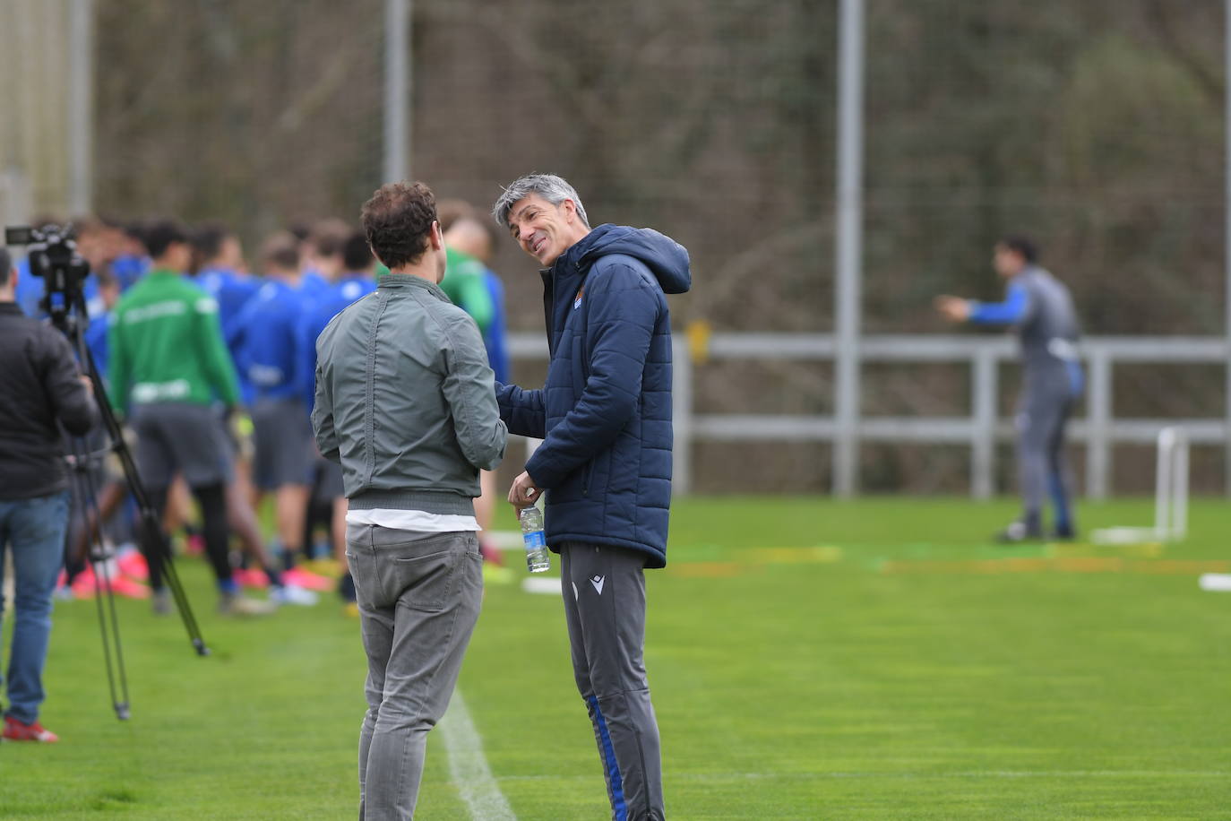 Buen ambiente entre los jugadores de la Real Sociedad durante el entrenamiento en Zubieta, en el que estuvieron presentes Jokin Aperribay y Roberto Olabe