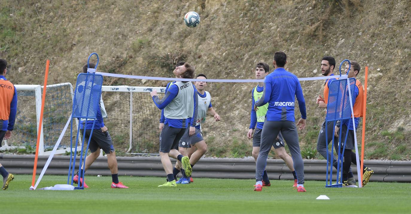 Buen ambiente entre los jugadores de la Real Sociedad durante el entrenamiento en Zubieta, en el que estuvieron presentes Jokin Aperribay y Roberto Olabe