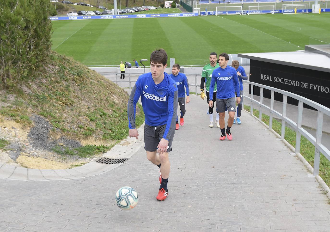 Buen ambiente entre los jugadores de la Real Sociedad durante el entrenamiento en Zubieta, en el que estuvieron presentes Jokin Aperribay y Roberto Olabe