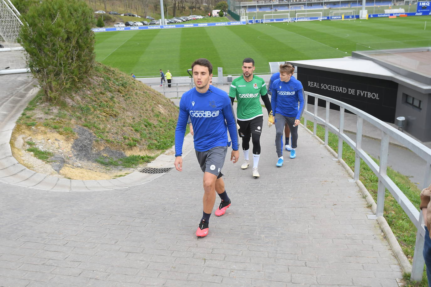 Buen ambiente entre los jugadores de la Real Sociedad durante el entrenamiento en Zubieta, en el que estuvieron presentes Jokin Aperribay y Roberto Olabe