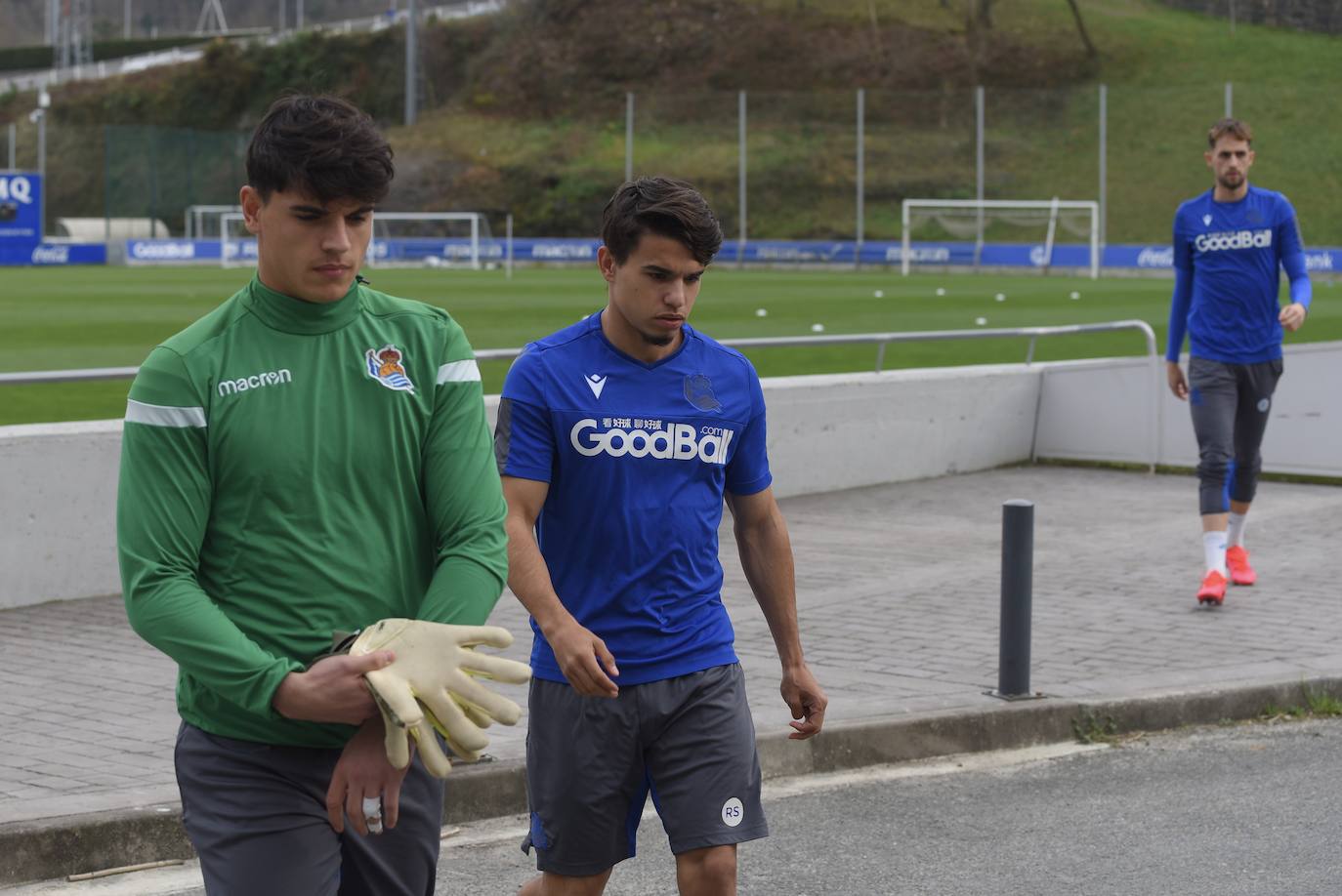 Buen ambiente entre los jugadores de la Real Sociedad durante el entrenamiento en Zubieta, en el que estuvieron presentes Jokin Aperribay y Roberto Olabe