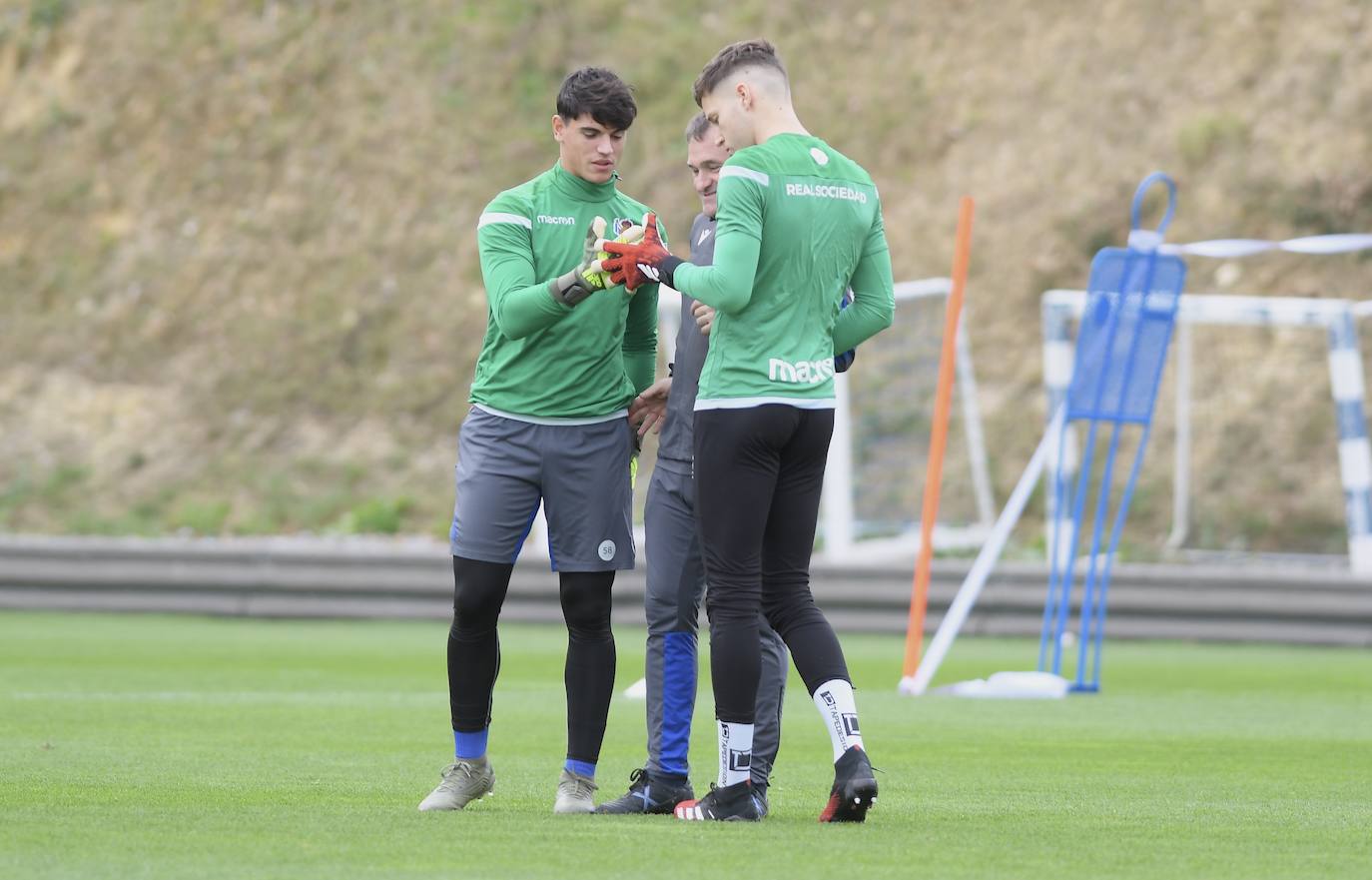 Buen ambiente entre los jugadores de la Real Sociedad durante el entrenamiento en Zubieta, en el que estuvieron presentes Jokin Aperribay y Roberto Olabe