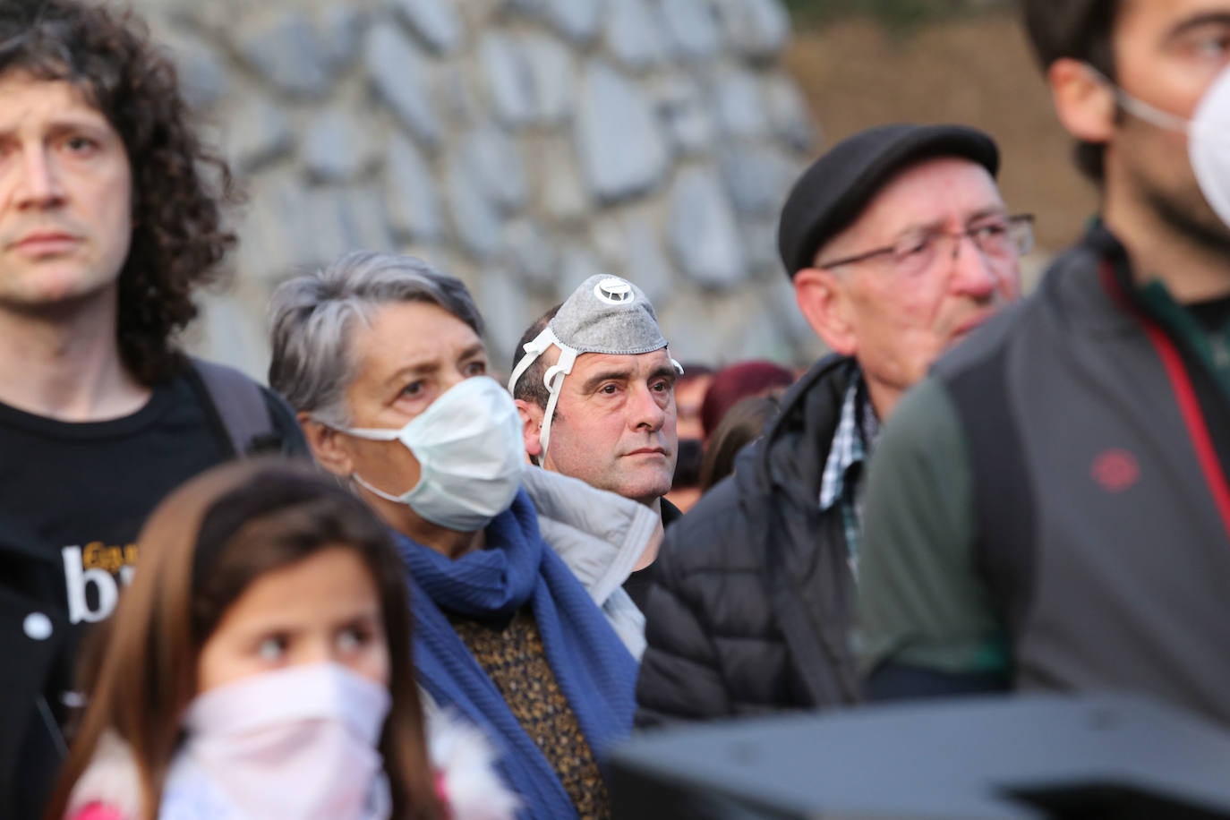 Los vecinos de las localidades cercanas al vertedero han unido sus fuerzas este sábado para protestar por la gestión del desprendimiento de Zaldibar. Y lo han hecho con una movilización conjunta que ha arrancado desde tres localidades próximas a la escombrera: Eibar, Ermua y Elgeta.