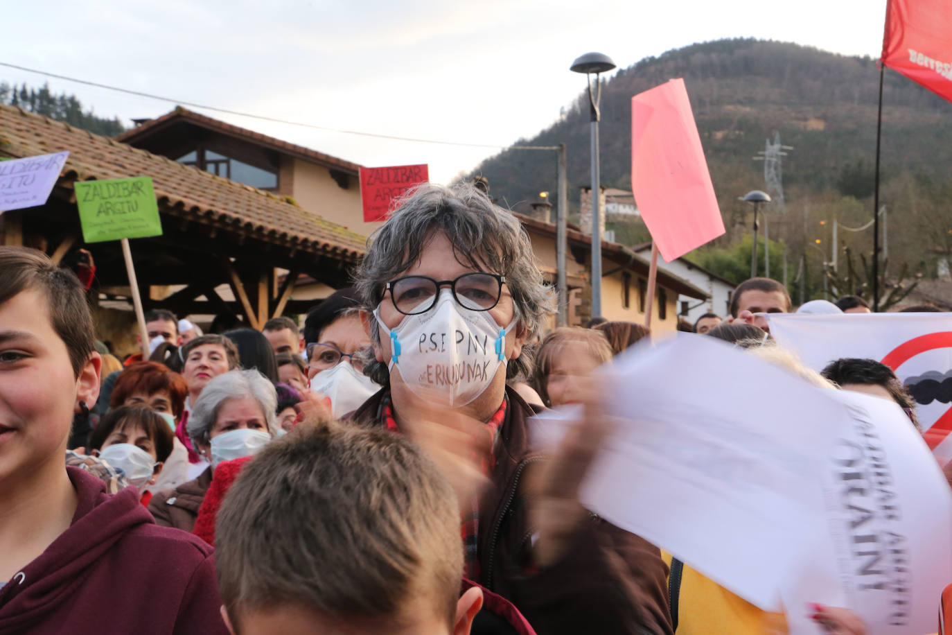 Los vecinos de las localidades cercanas al vertedero han unido sus fuerzas este sábado para protestar por la gestión del desprendimiento de Zaldibar. Y lo han hecho con una movilización conjunta que ha arrancado desde tres localidades próximas a la escombrera: Eibar, Ermua y Elgeta.