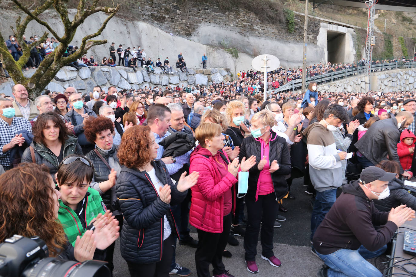 Los vecinos de las localidades cercanas al vertedero han unido sus fuerzas este sábado para protestar por la gestión del desprendimiento de Zaldibar. Y lo han hecho con una movilización conjunta que ha arrancado desde tres localidades próximas a la escombrera: Eibar, Ermua y Elgeta.