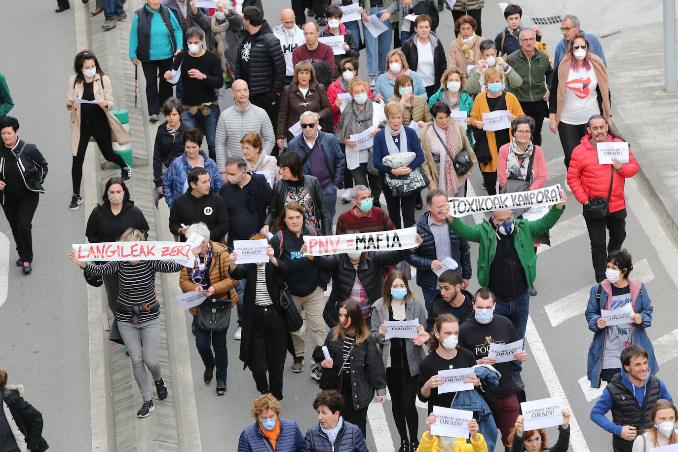 Los vecinos de las localidades cercanas al vertedero han unido sus fuerzas este sábado para protestar por la gestión del desprendimiento de Zaldibar. Y lo han hecho con una movilización conjunta que ha arrancado desde tres localidades próximas a la escombrera: Eibar, Ermua y Elgeta.