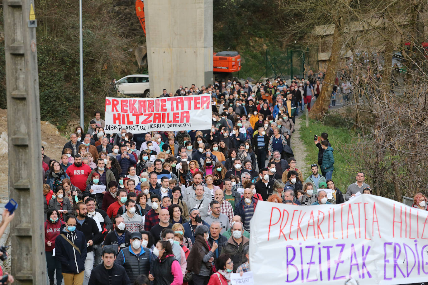 Los vecinos de las localidades cercanas al vertedero han unido sus fuerzas este sábado para protestar por la gestión del desprendimiento de Zaldibar. Y lo han hecho con una movilización conjunta que ha arrancado desde tres localidades próximas a la escombrera: Eibar, Ermua y Elgeta.