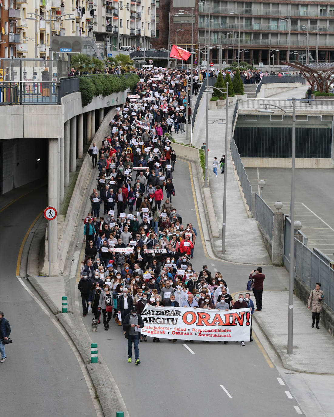 Los vecinos de las localidades cercanas al vertedero han unido sus fuerzas este sábado para protestar por la gestión del desprendimiento de Zaldibar. Y lo han hecho con una movilización conjunta que ha arrancado desde tres localidades próximas a la escombrera: Eibar, Ermua y Elgeta.