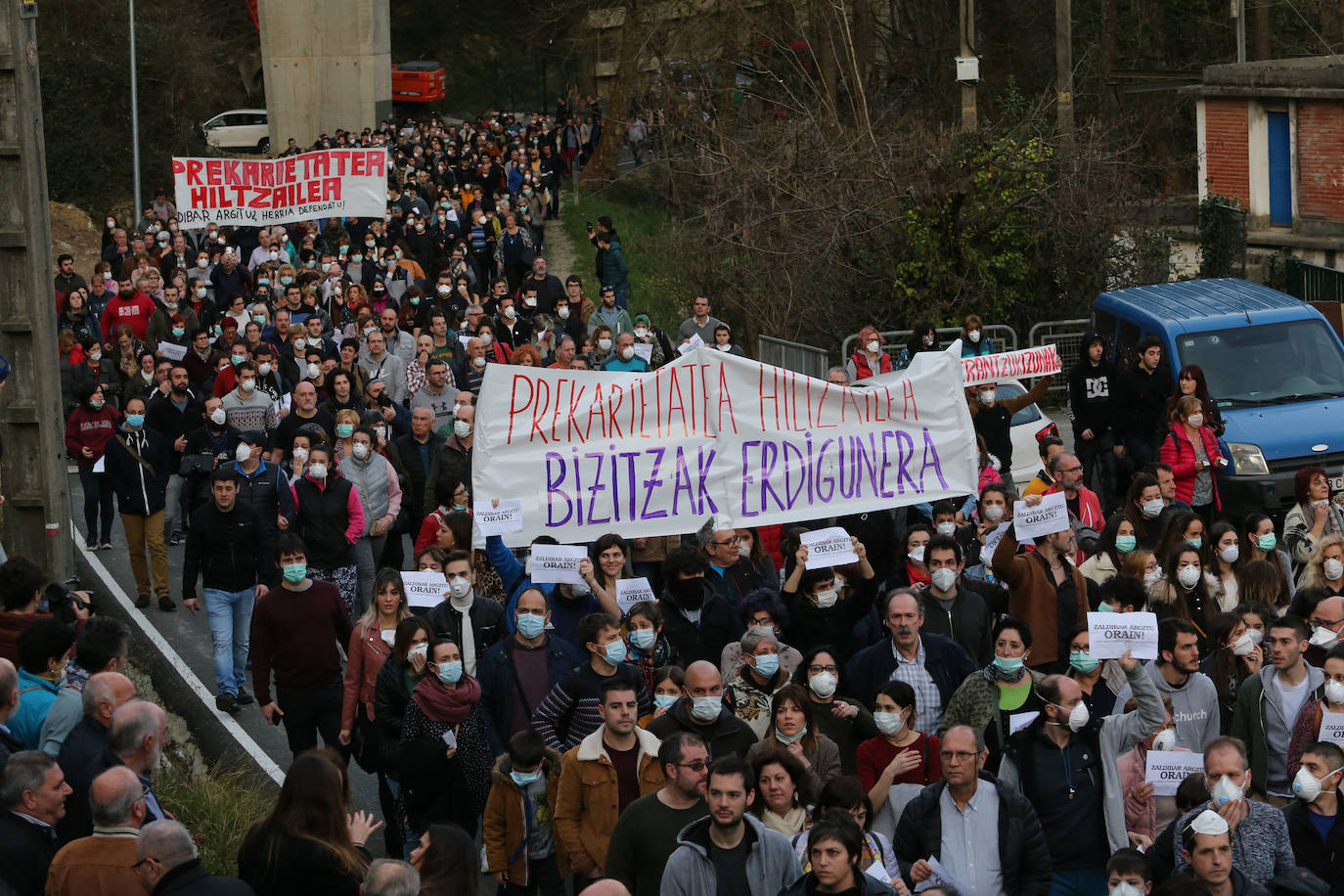 Los vecinos de las localidades cercanas al vertedero han unido sus fuerzas este sábado para protestar por la gestión del desprendimiento de Zaldibar. Y lo han hecho con una movilización conjunta que ha arrancado desde tres localidades próximas a la escombrera: Eibar, Ermua y Elgeta.