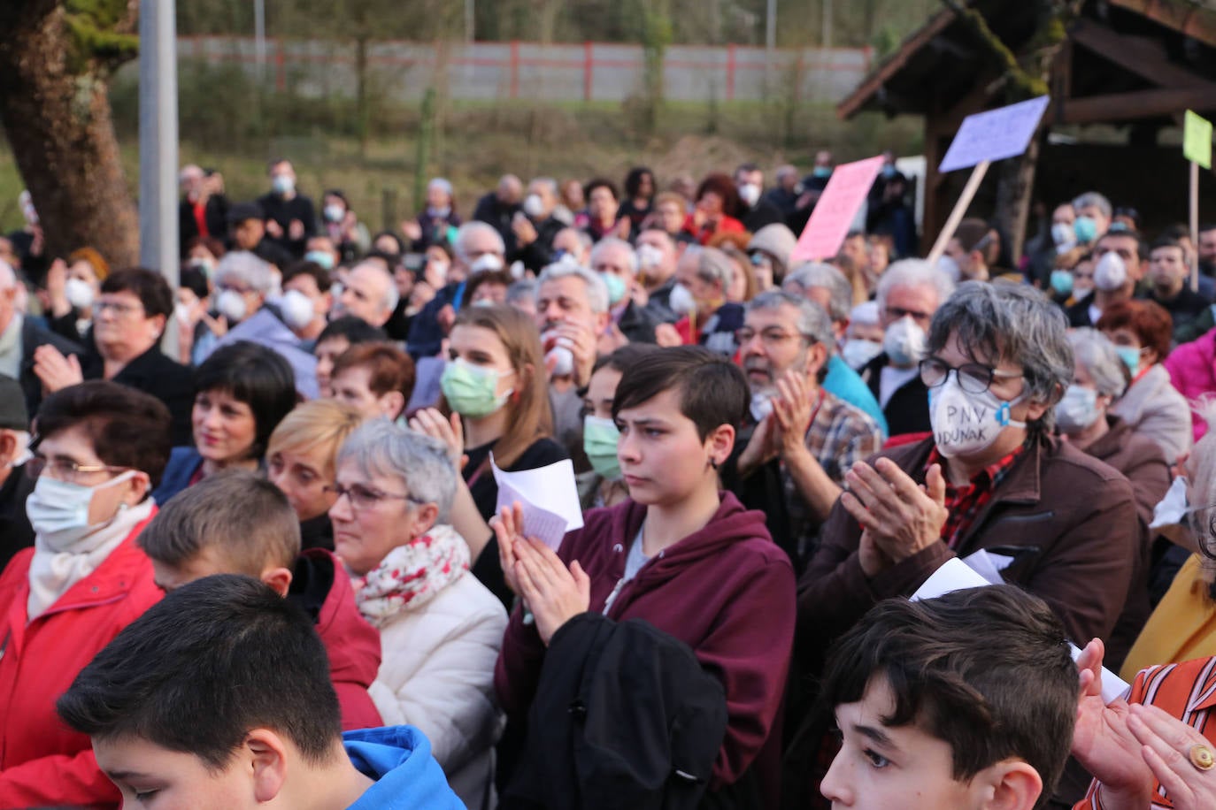 Los vecinos de las localidades cercanas al vertedero han unido sus fuerzas este sábado para protestar por la gestión del desprendimiento de Zaldibar. Y lo han hecho con una movilización conjunta que ha arrancado desde tres localidades próximas a la escombrera: Eibar, Ermua y Elgeta.