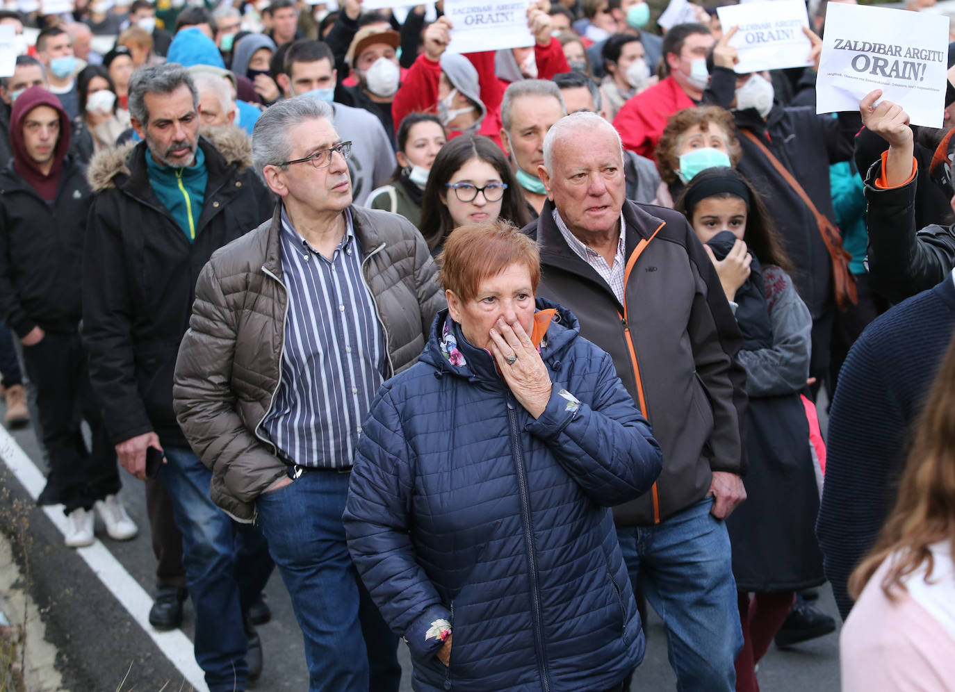 Los vecinos de las localidades cercanas al vertedero han unido sus fuerzas este sábado para protestar por la gestión del desprendimiento de Zaldibar. Y lo han hecho con una movilización conjunta que ha arrancado desde tres localidades próximas a la escombrera: Eibar, Ermua y Elgeta.