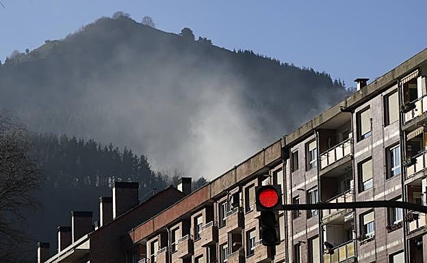 El humo del vertedero se ve desde Ermua.