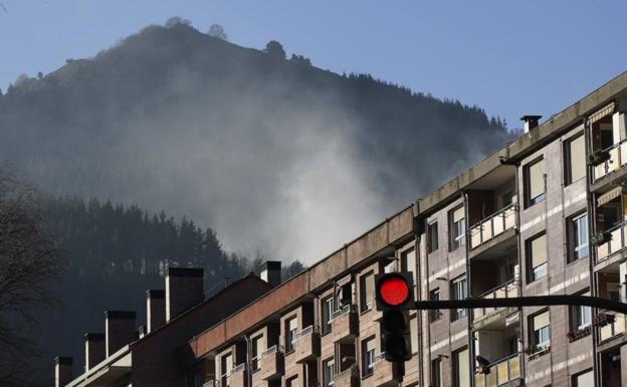 El viento del suroeste empuja el humo del vertedero a los núcleos habitados