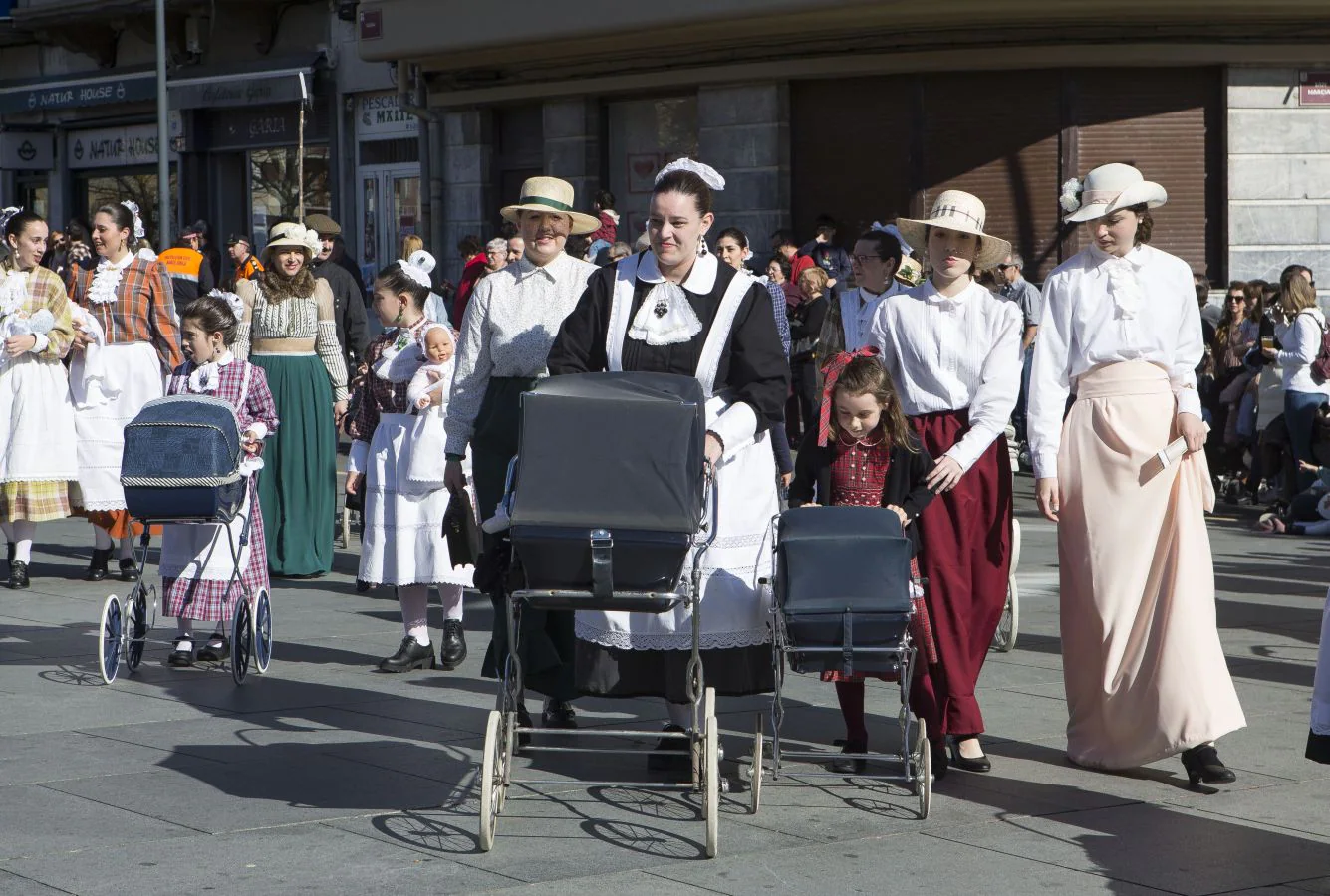 Irun ha disfrutado del desfile de inude eta artzainak que recorrió el centro de la ciudad. Personajes de lo más variopinto llenaron de color y diversión la comparsa organizada por Eraiki Dantza Taldea