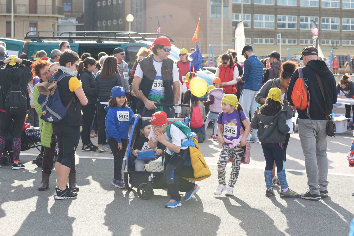 Aspanogi, la Asociación de familias de menores oncológicos de Gipuzkoa, ha reunido en Donostia a más de 800 personas en su VIII Marcha Nórdica Solidaria. La iniciativa, a la que no faltaron la Legión 501 de Star Wars y el payaso Porrotx, cada año recaba más apoyo