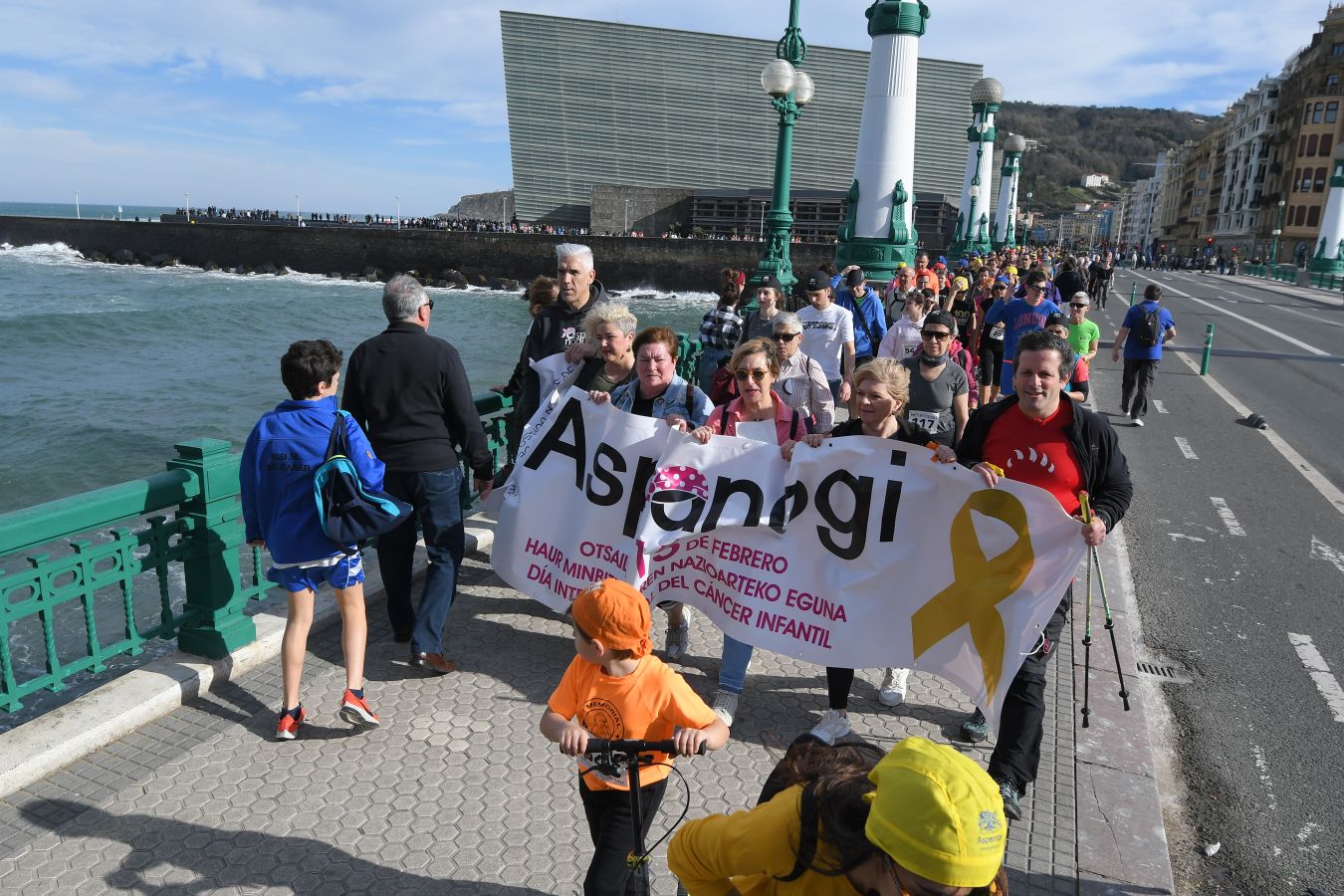Aspanogi, la Asociación de familias de menores oncológicos de Gipuzkoa, ha reunido en Donostia a más de 800 personas en su VIII Marcha Nórdica Solidaria. La iniciativa, a la que no faltaron la Legión 501 de Star Wars y el payaso Porrotx, cada año recaba más apoyo
