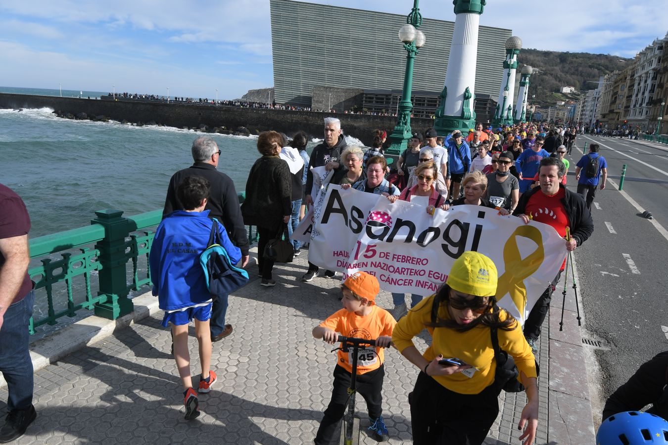 Aspanogi, la Asociación de familias de menores oncológicos de Gipuzkoa, ha reunido en Donostia a más de 800 personas en su VIII Marcha Nórdica Solidaria. La iniciativa, a la que no faltaron la Legión 501 de Star Wars y el payaso Porrotx, cada año recaba más apoyo