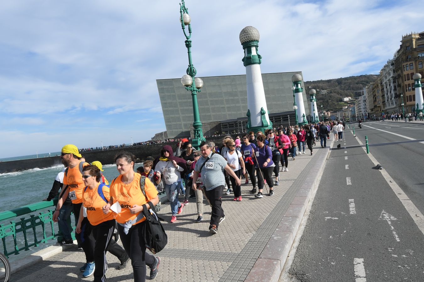 Aspanogi, la Asociación de familias de menores oncológicos de Gipuzkoa, ha reunido en Donostia a más de 800 personas en su VIII Marcha Nórdica Solidaria. La iniciativa, a la que no faltaron la Legión 501 de Star Wars y el payaso Porrotx, cada año recaba más apoyo
