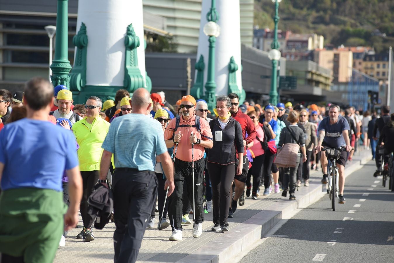 Aspanogi, la Asociación de familias de menores oncológicos de Gipuzkoa, ha reunido en Donostia a más de 800 personas en su VIII Marcha Nórdica Solidaria. La iniciativa, a la que no faltaron la Legión 501 de Star Wars y el payaso Porrotx, cada año recaba más apoyo
