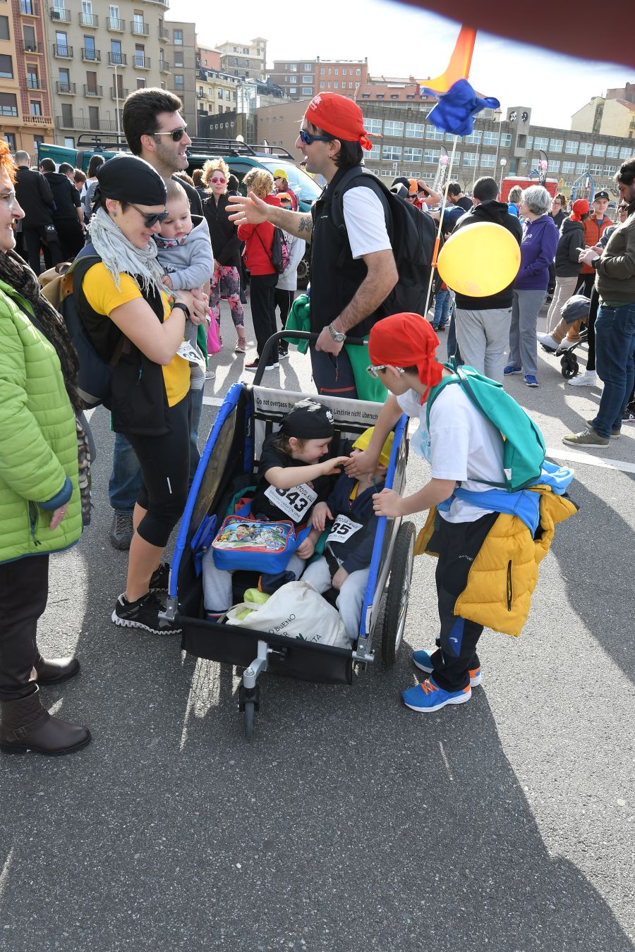 Aspanogi, la Asociación de familias de menores oncológicos de Gipuzkoa, ha reunido en Donostia a más de 800 personas en su VIII Marcha Nórdica Solidaria. La iniciativa, a la que no faltaron la Legión 501 de Star Wars y el payaso Porrotx, cada año recaba más apoyo