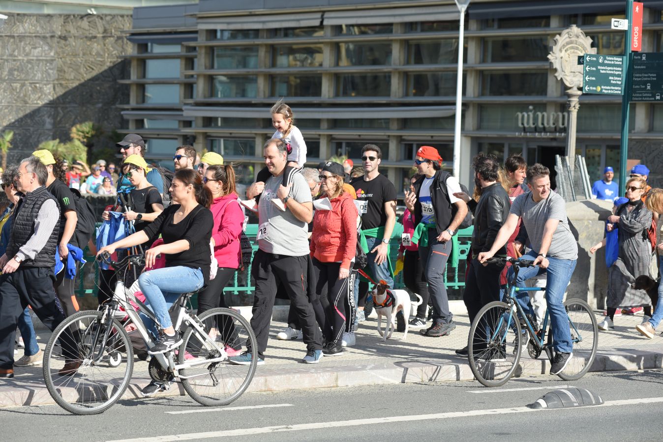Aspanogi, la Asociación de familias de menores oncológicos de Gipuzkoa, ha reunido en Donostia a más de 800 personas en su VIII Marcha Nórdica Solidaria. La iniciativa, a la que no faltaron la Legión 501 de Star Wars y el payaso Porrotx, cada año recaba más apoyo