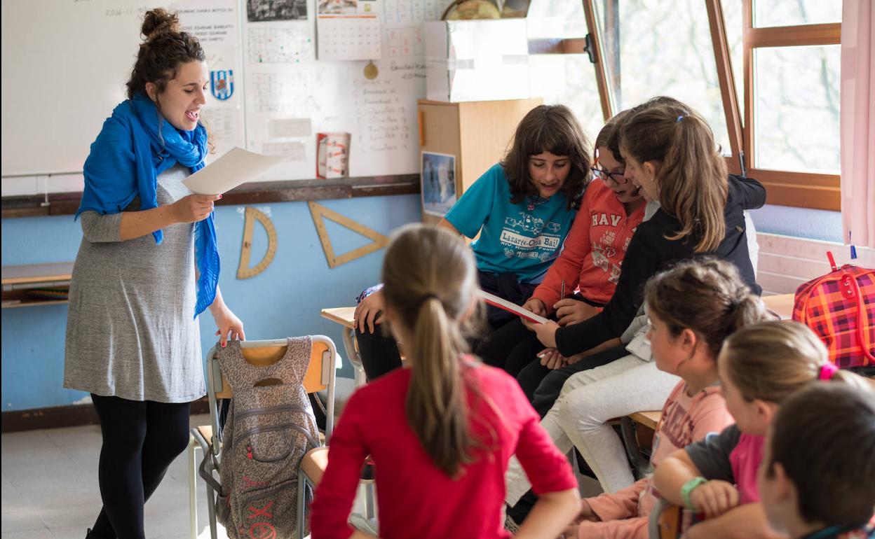 18 urtetik beherakoetan, ia parekatuta daude bertso-eskoletan neskak eta mutilak. Argazkian, Ane Labaka neskato talde batekin