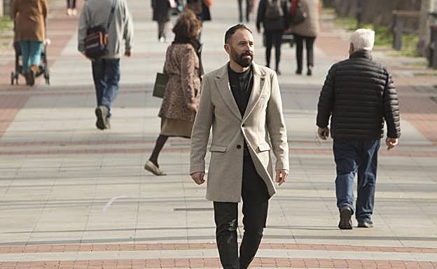 Denis Itxaso camina por el entorno de la Delegación del Gobierno en Vitoria. 
